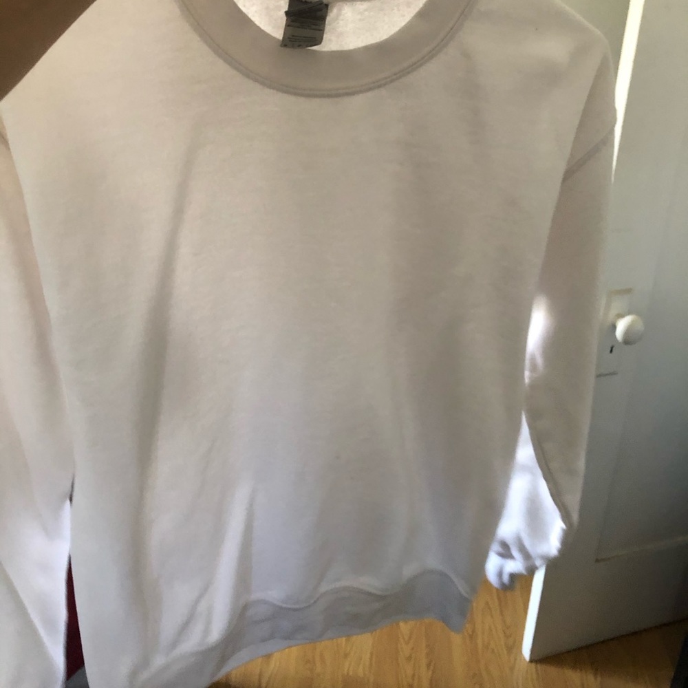 White crewneck unisex size small very nice outfit